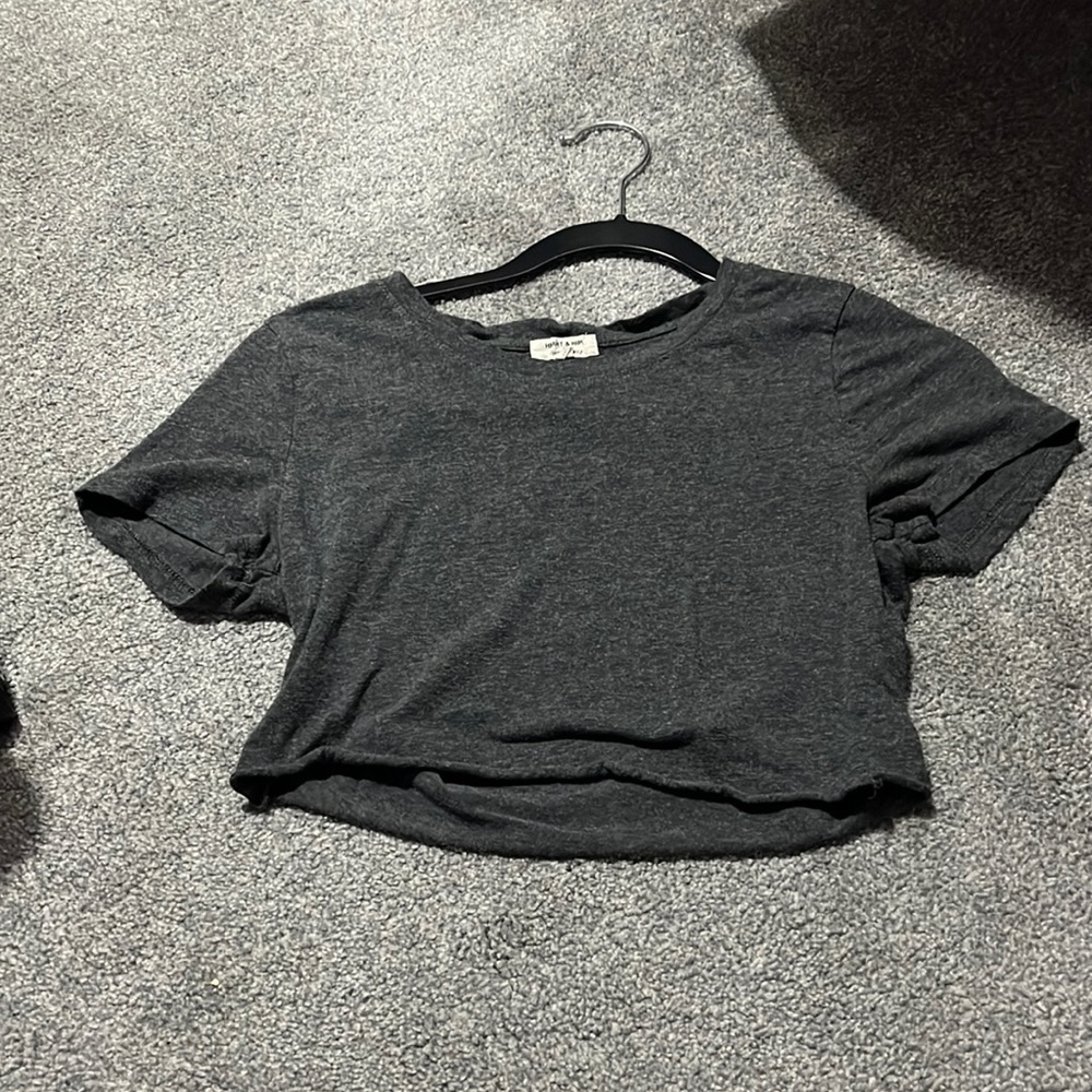Cropped gray shirt